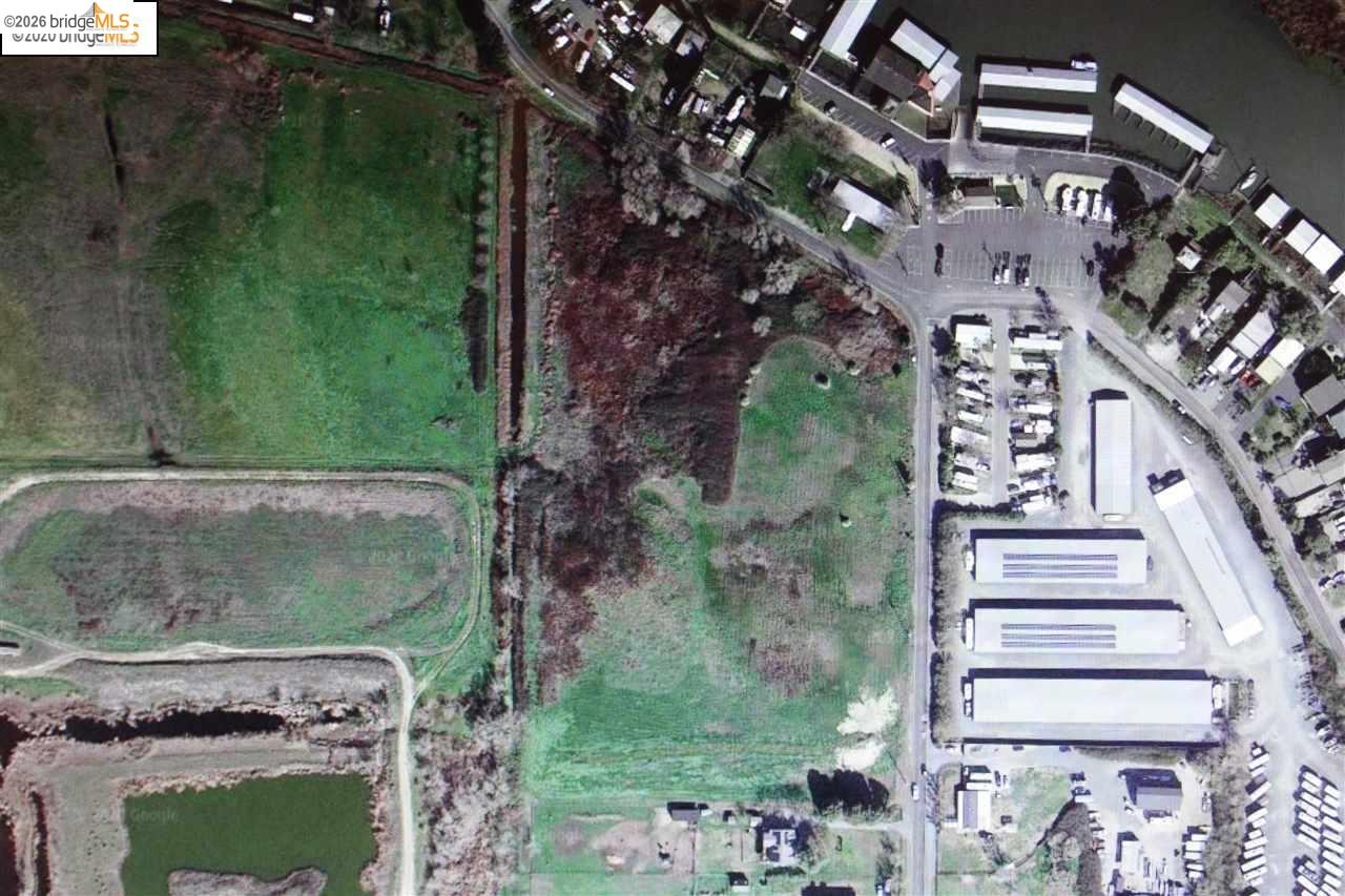 a view of a yard in front of house