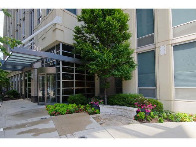 720 North Larrabee Street, Unit 702 Chicago, IL 60654 - Photo 2 of 23