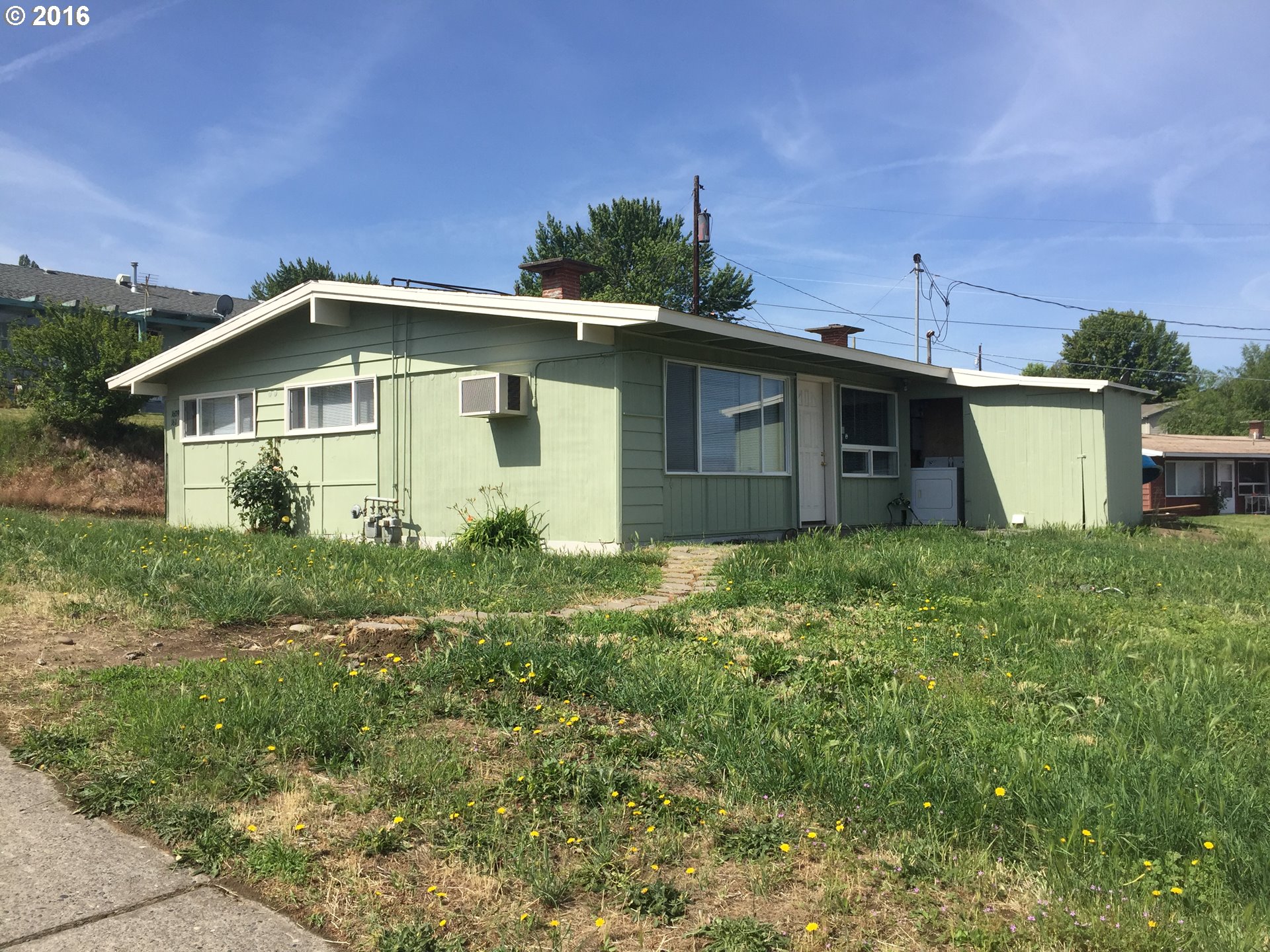 1609 Nevada Street The Dalles, OR 97058 - Photo 2 of 24 a front view of a house with garden