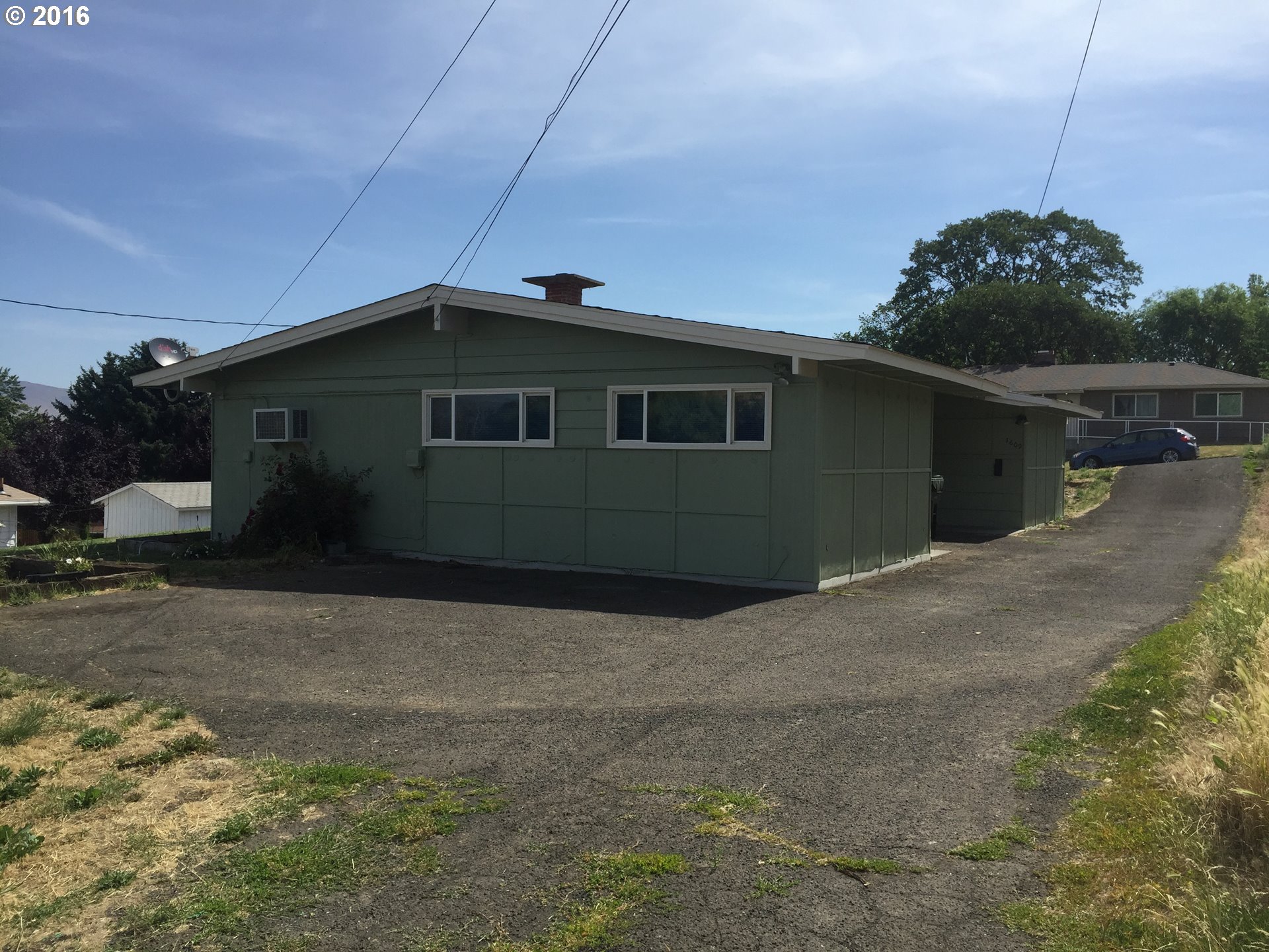 1609 Nevada Street The Dalles, OR 97058 - Photo 4 of 24 a backyard of a house with lots of green space