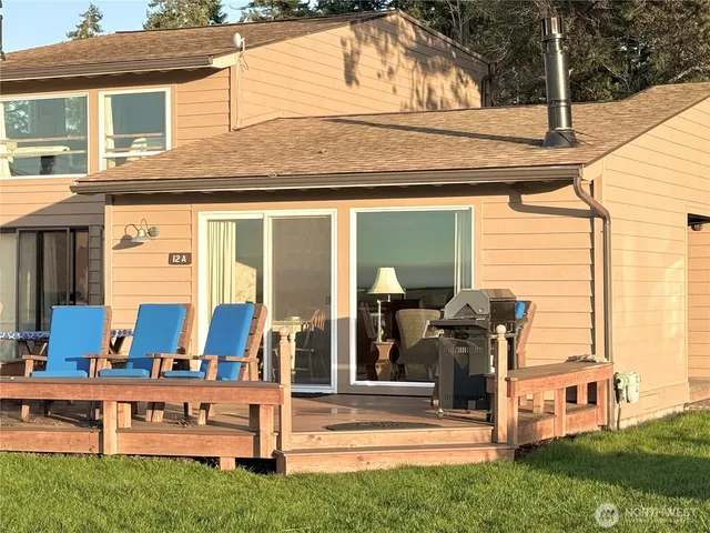 a view of house with outdoor seating space