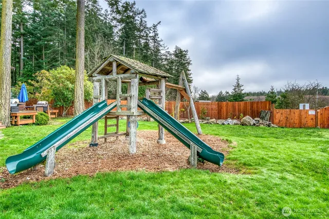 a view of a garden with a small park