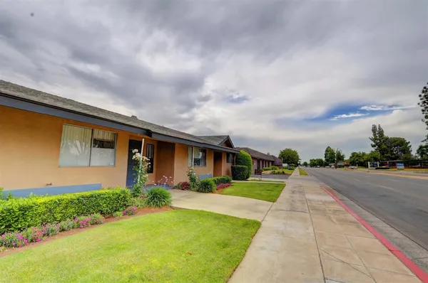 $1,350 | 461 West Shaw Avenue, Fresno, CA 93704