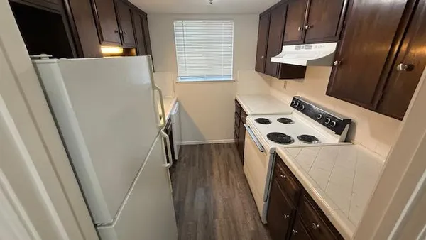 $1,350 | 461 West Shaw Avenue, Fresno, CA 93704