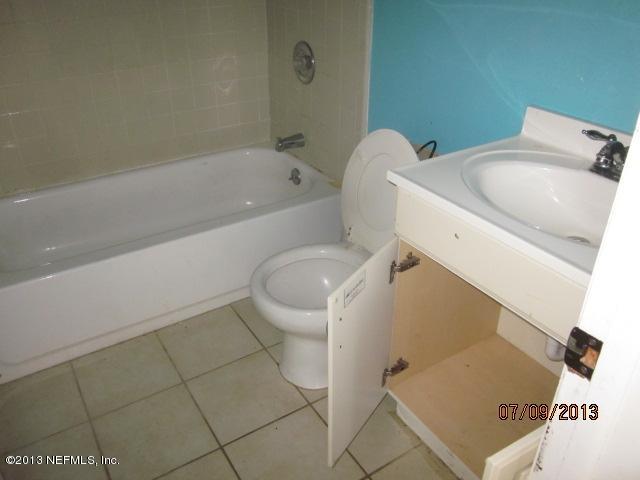 2452 Bayview Road Jacksonville, FL 32210 - Photo 11 of 14 a bathroom with a sink and bathtub
