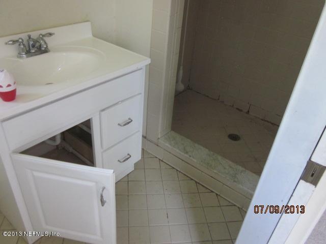 2452 Bayview Road Jacksonville, FL 32210 - Photo 9 of 14 a utility room with dryer and washer