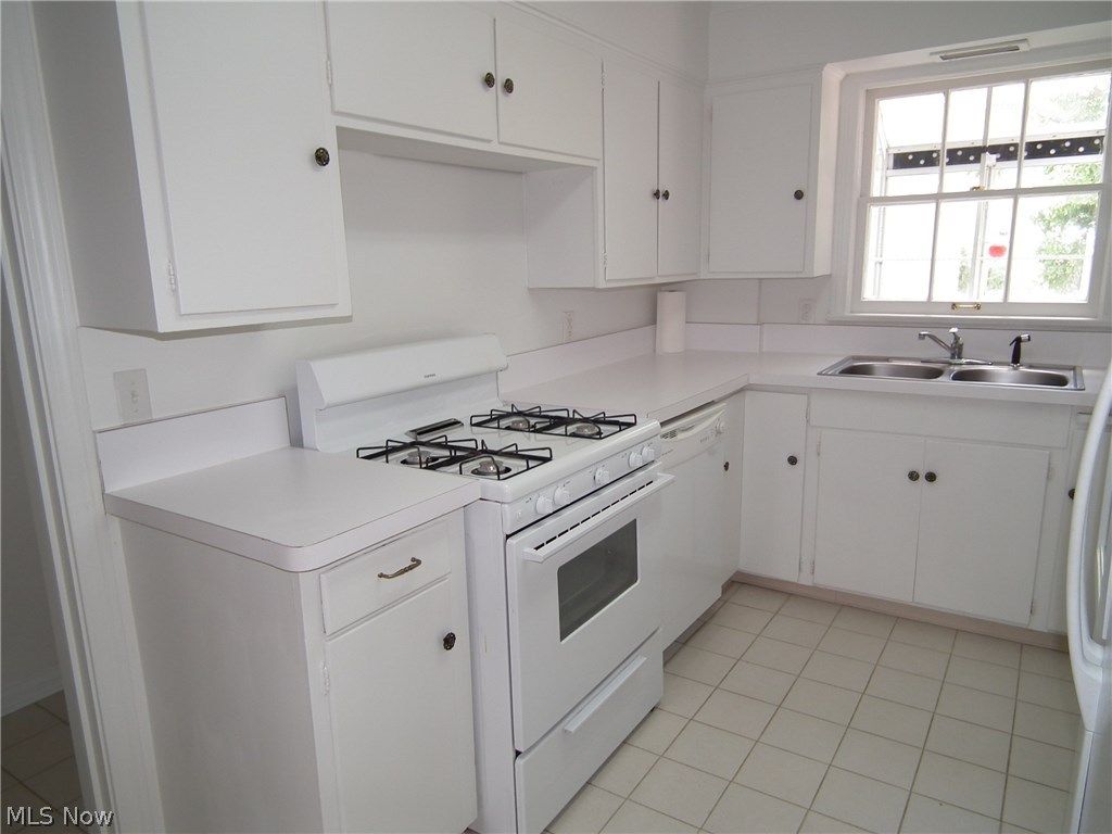 23489 Wimbledon Road Beachwood, OH 44122 - Photo 2 of 16