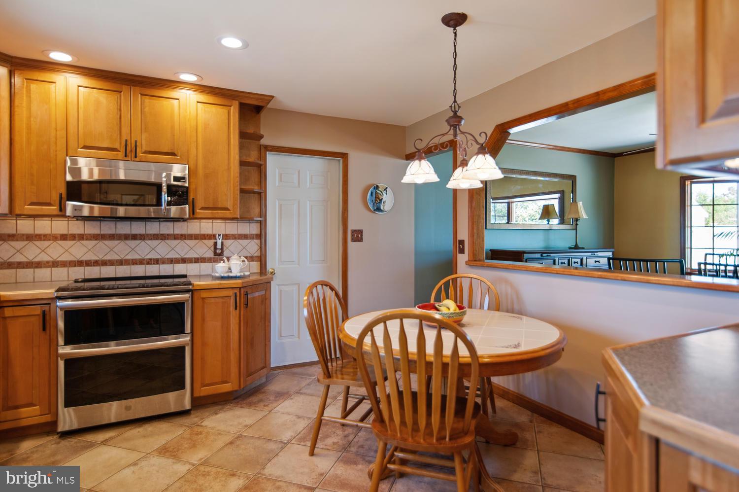 36 Falcon Road Levittown, PA 19056 - Photo 7 of 27