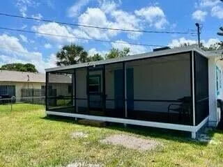 a view of a backyard