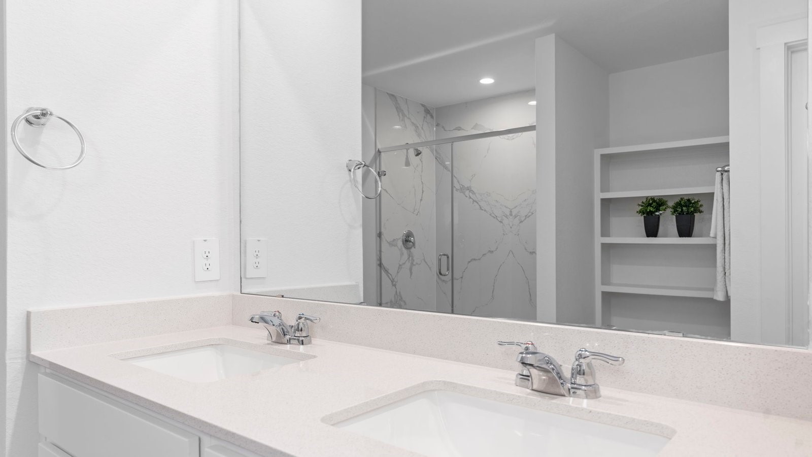 6107 Brookhaven Street Rosenberg, TX 77469 - Photo 23 of 40 a bathroom with a sink and a mirror