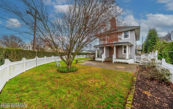 a view of house with a yard