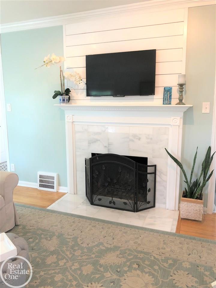 1545 Roslyn Road Grosse Pointe, MI 48236 - Photo 10 of 51 31357981-10.JPG