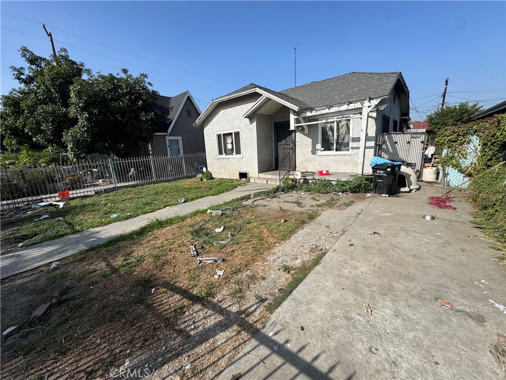 343 West 84th Street Los Angeles, CA 90003 - Photo 2 of 15 a view of house and outdoor space