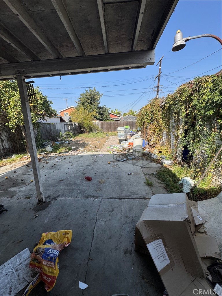343 West 84th Street Los Angeles, CA 90003 - Photo 10 of 15 a view of a porch