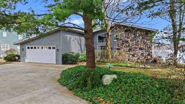 $885,000 | 7025 Eagle Hts Drive, Mattawan, MI 49071