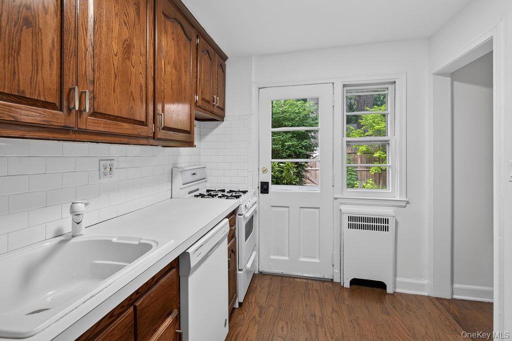 30 Pondview Road, Unit K Rye, NY 10580 - Photo 5 of 22 Door to yard from kitchen makes for easy al fresco dining!