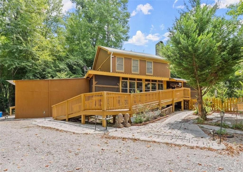 a view of a house with a yard