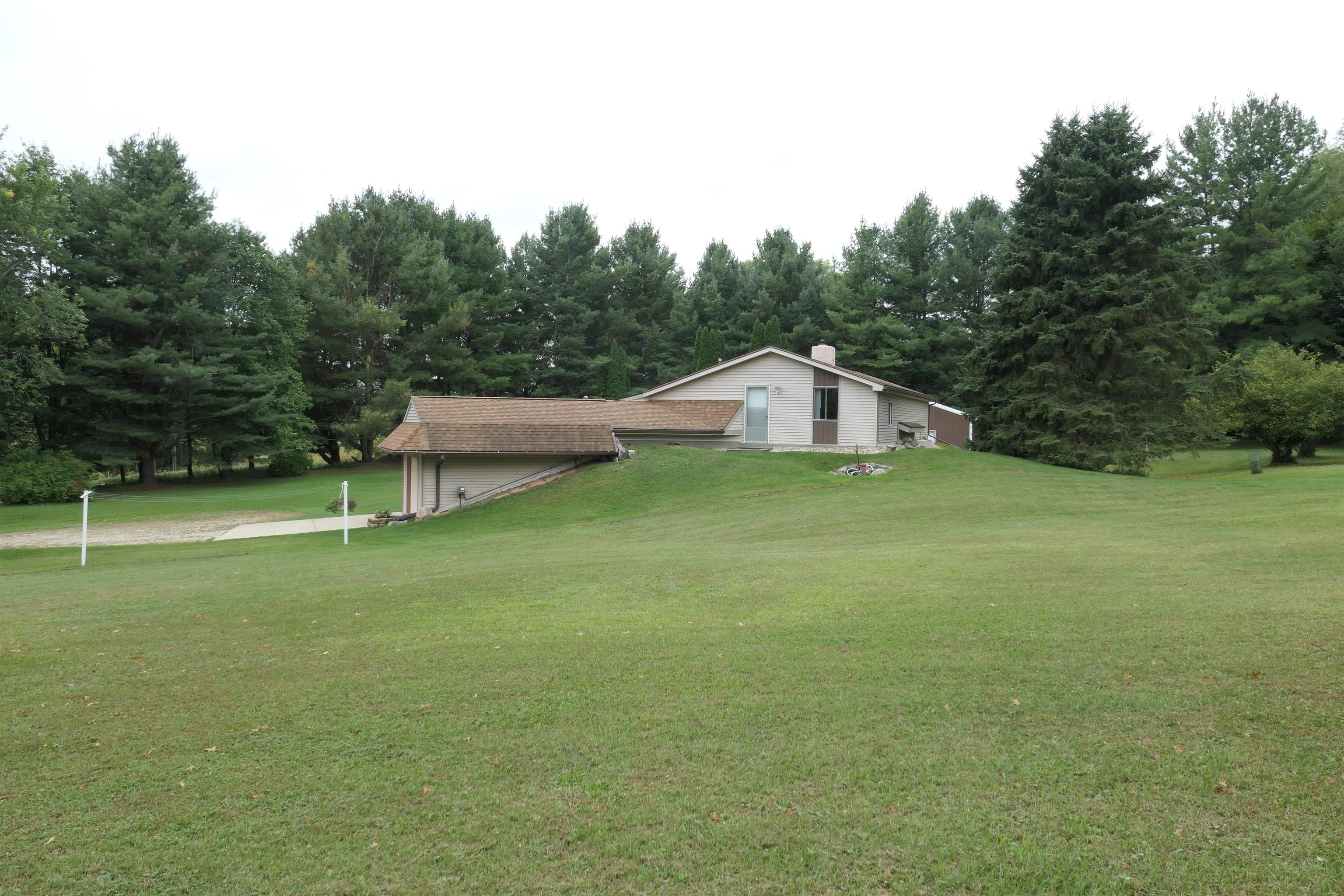 5669 Lake Montcalm Road Northeast Edmore, MI 48829 - Photo 4 of 41