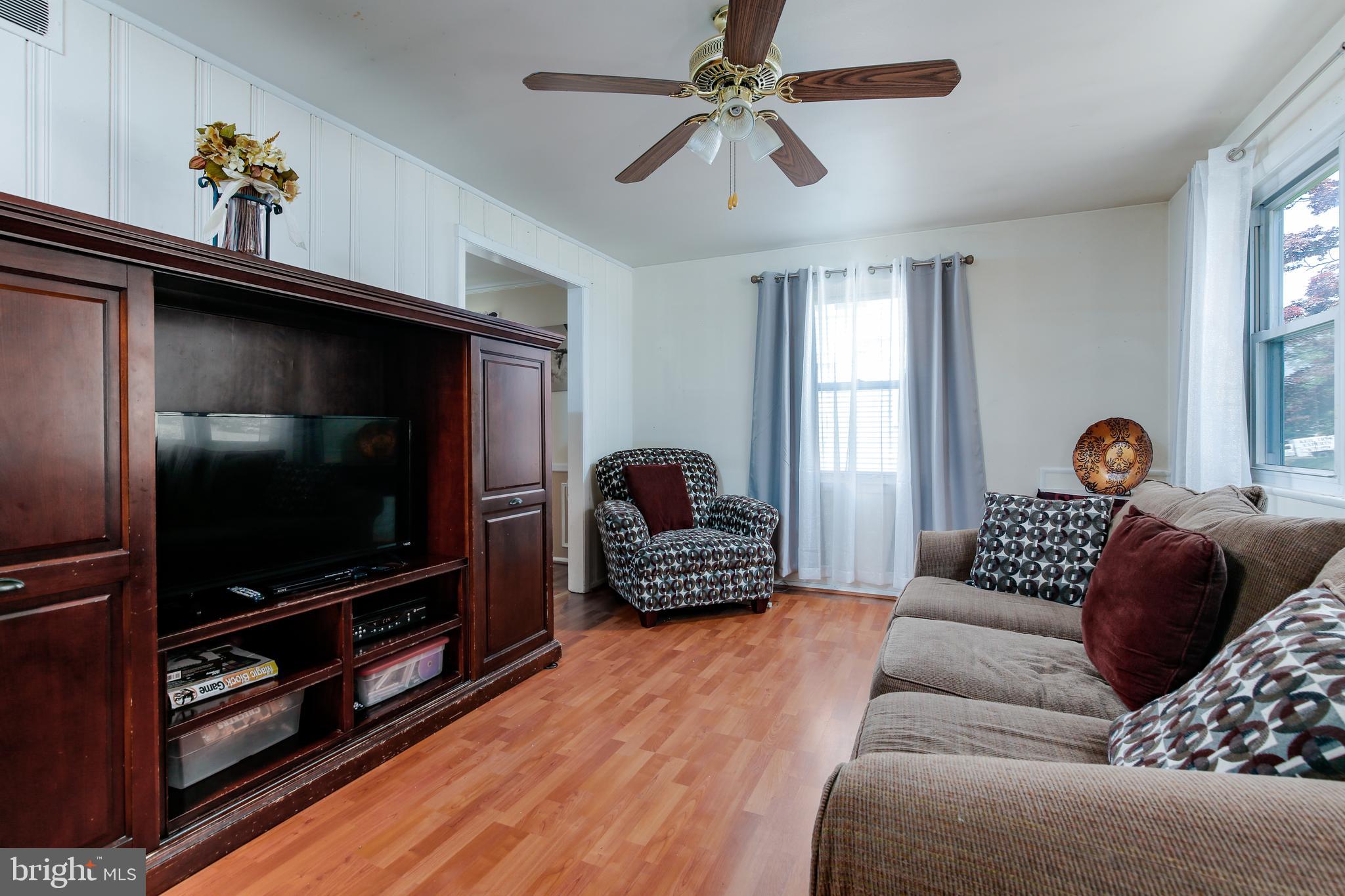 718 Templecliff Road Baltimore, MD 21208 - Photo 3 of 23 living room