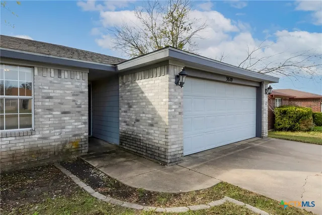 a view of backyard of the house