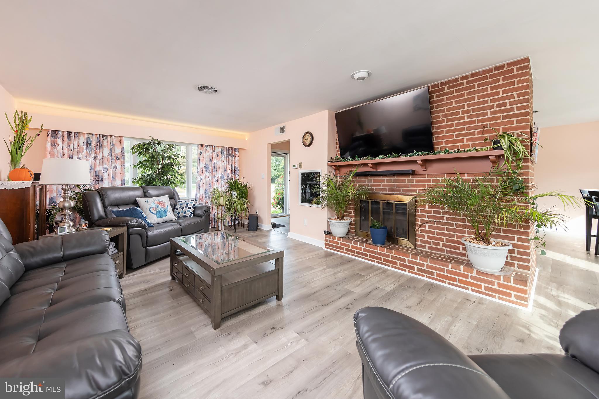 78 Fox Road Pilesgrove, NJ 08098 - Photo 4 of 24 Sunny Living Room