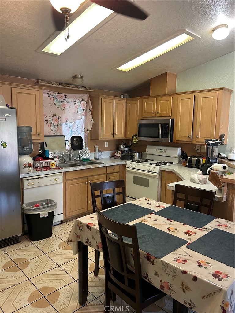250 North Linden Rialto, CA 92376 - Photo 7 of 22