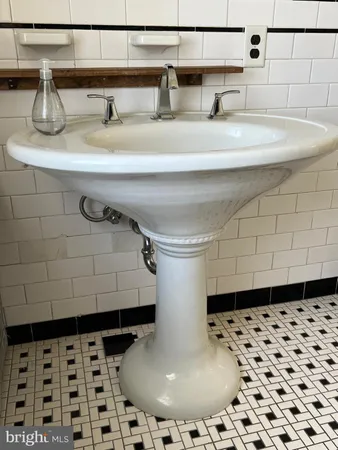 $2,100 | 111 Chestnut Avenue, Narberth, PA 19072