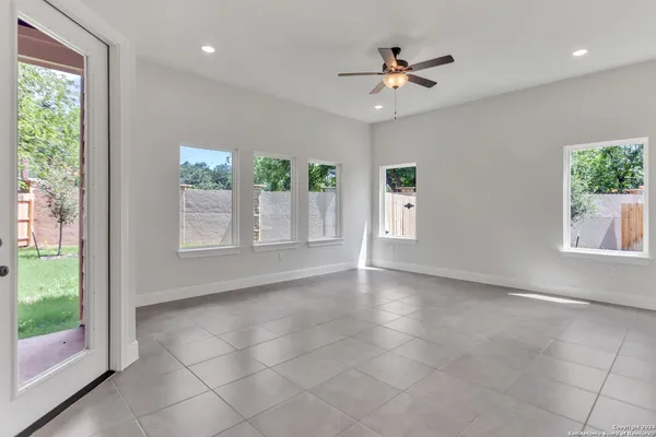 $2,600 | 600 Park Circle, Hondo, TX 78861