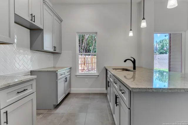 $2,550 | 600 Park Circle, Hondo, TX 78861