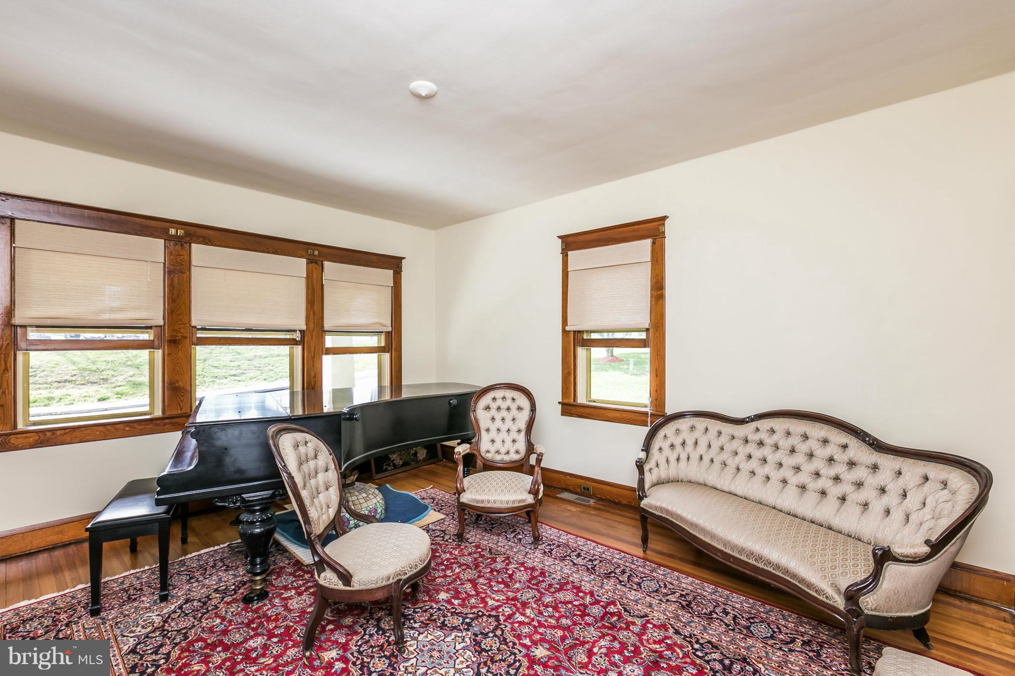 5010 Morello Road Baltimore, MD 21214 - Photo 6 of 29 Living Room