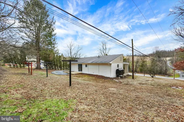 a view of a house with a backyard
