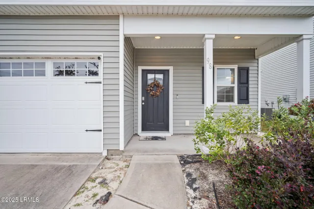 $425,000 | 98 Great Bend Drive, Beaufort, SC 29906