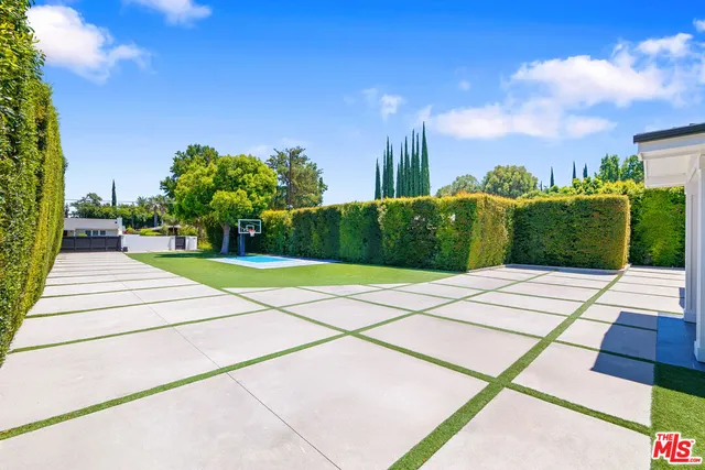 a view of a backyard