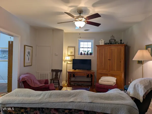 $525,000 | 208 Town Square Street, Glade Spring, VA 24340