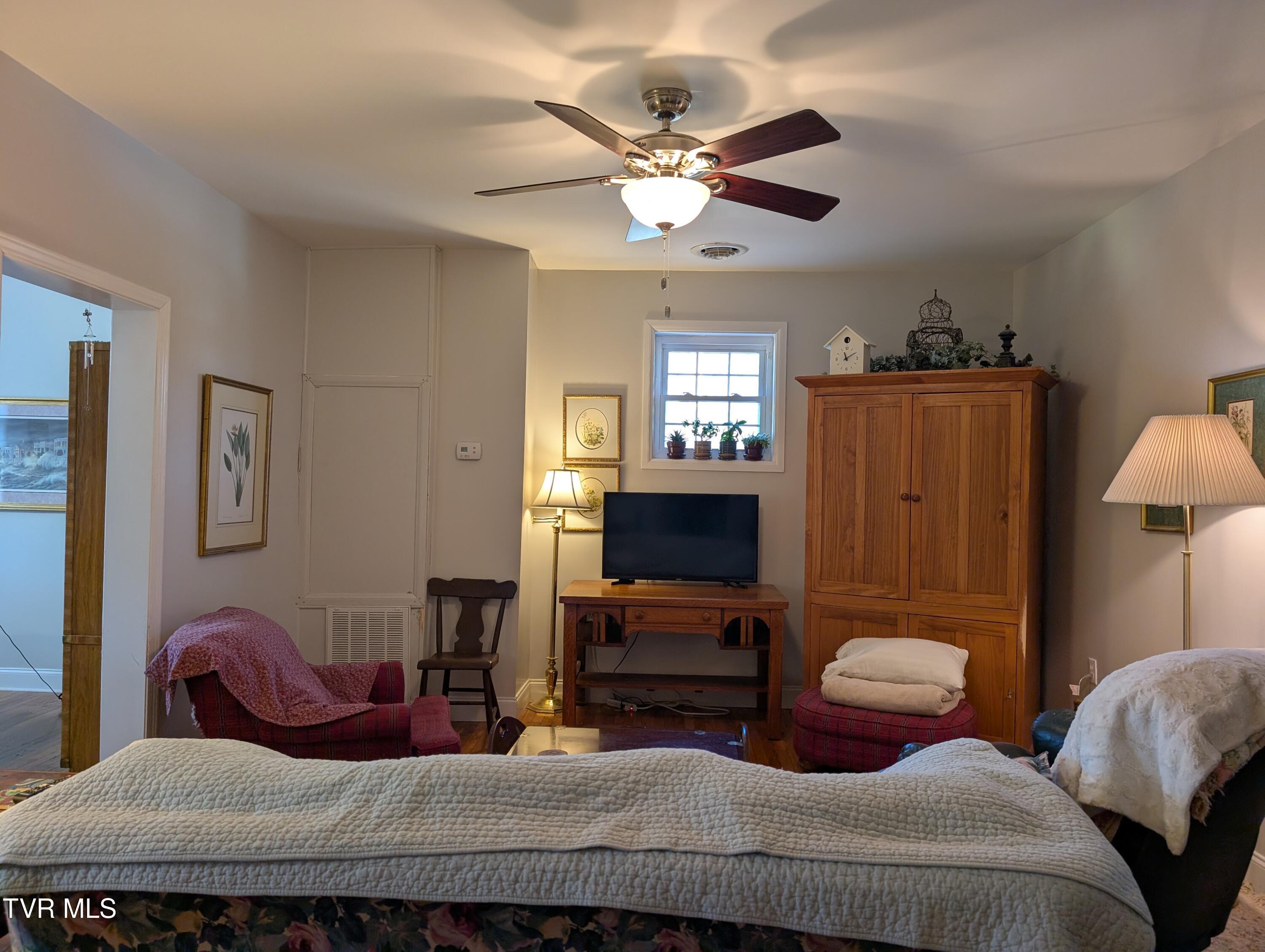 208 Town Square Street Glade Spring, VA 24340 - Photo 27 of 40 PXL_20260112_161035383 (1)