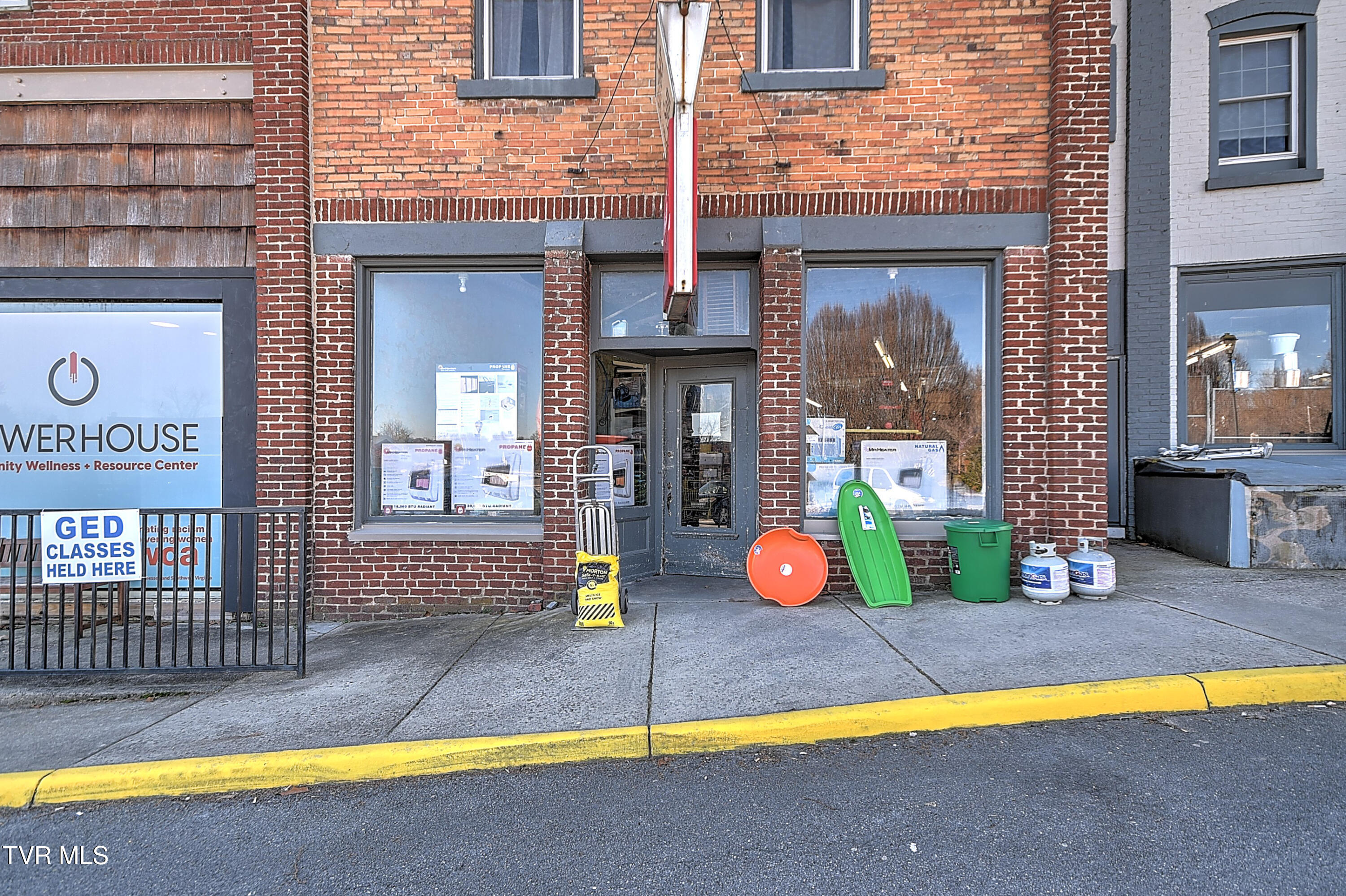 208 Town Square Street Glade Spring, VA 24340 - Photo 4 of 40 208 Town Square -8