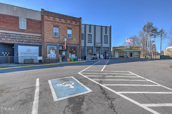 $525,000 | 208 Town Square Street, Glade Spring, VA 24340