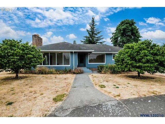 160 Tangent Street Lebanon, OR 97355 - Photo 1 of 32 a view of a yard and front view of a house