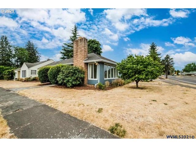 160 Tangent Street Lebanon, OR 97355 - Photo 2 of 32 a front view of a house with a yard