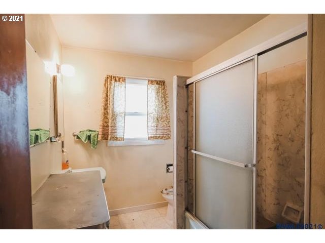 160 Tangent Street Lebanon, OR 97355 - Photo 15 of 32 a bathroom with a shower and a shower