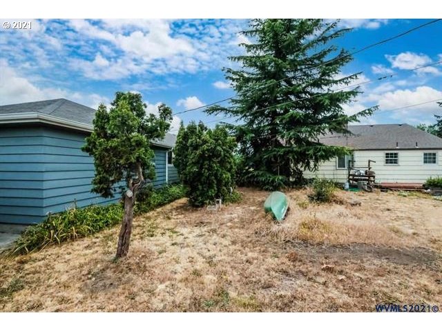 160 Tangent Street Lebanon, OR 97355 - Photo 25 of 32 a view of outdoor space and yard
