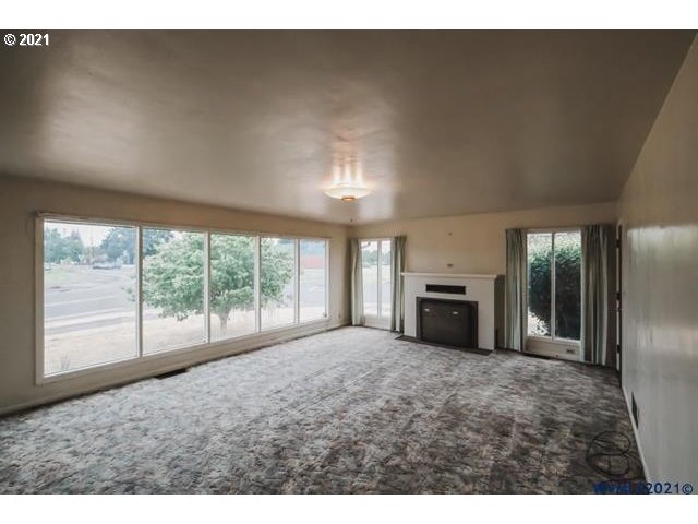 160 Tangent Street Lebanon, OR 97355 - Photo 26 of 32 a big room with closet and large windows
