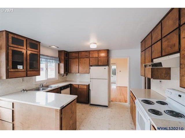 160 Tangent Street Lebanon, OR 97355 - Photo 10 of 32 a kitchen that has a sink and a stove in it