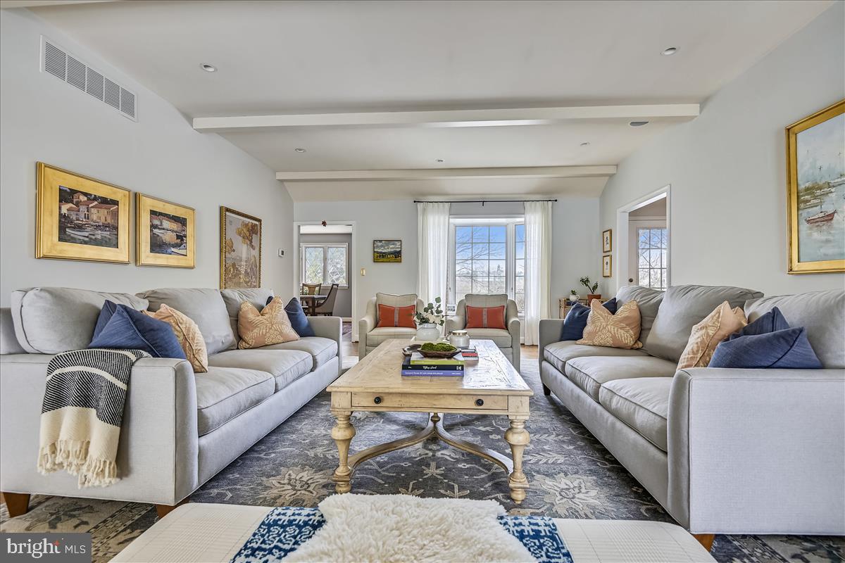 1713 Circle Road Baltimore, MD 21204 - Photo 10 of 45 Generous size room with plenty of space to gather