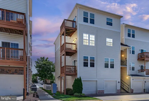 $2,350 | 24620 Byrne Meadow Square, Unit 300, Aldie, VA 20105