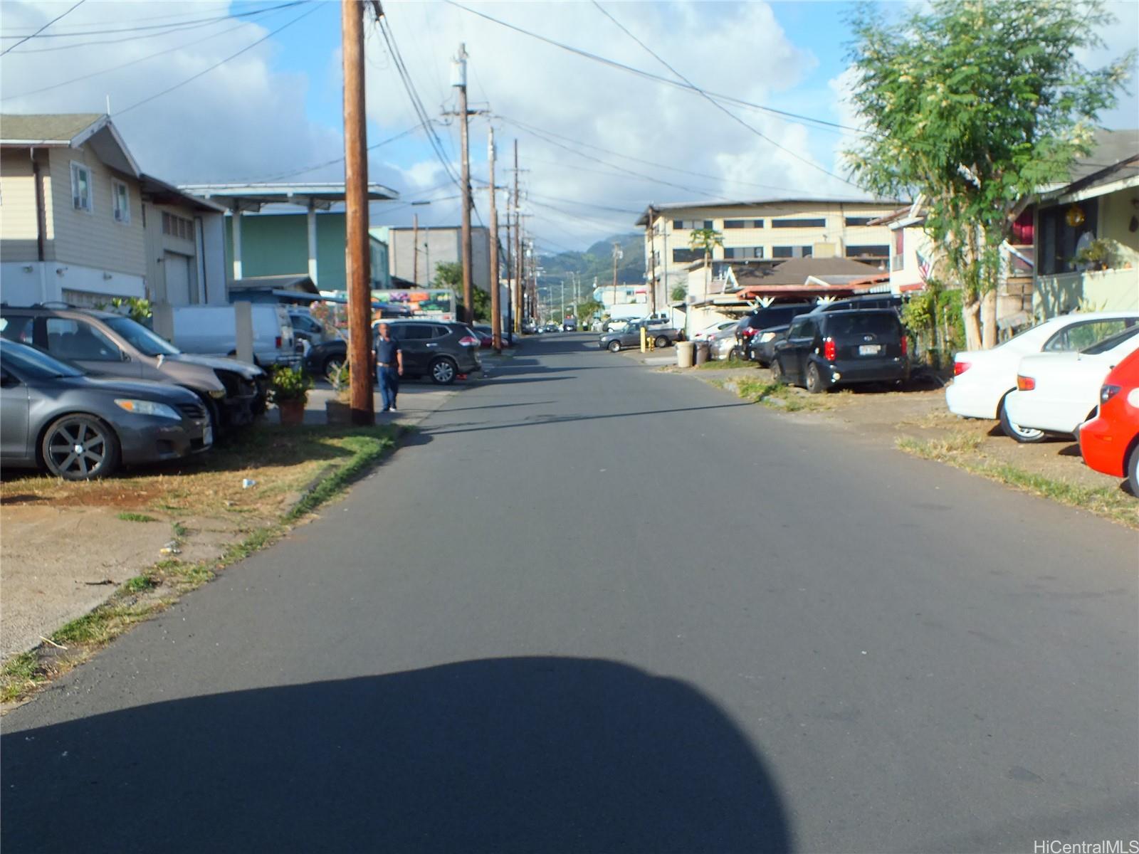 729 Gulick Avenue Honolulu, HI 96819 - Photo 5 of 7 a car parked in front of a building
