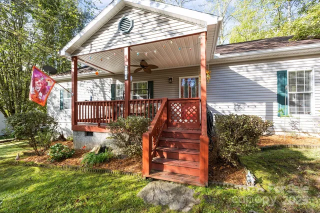 a view of a house with backyard