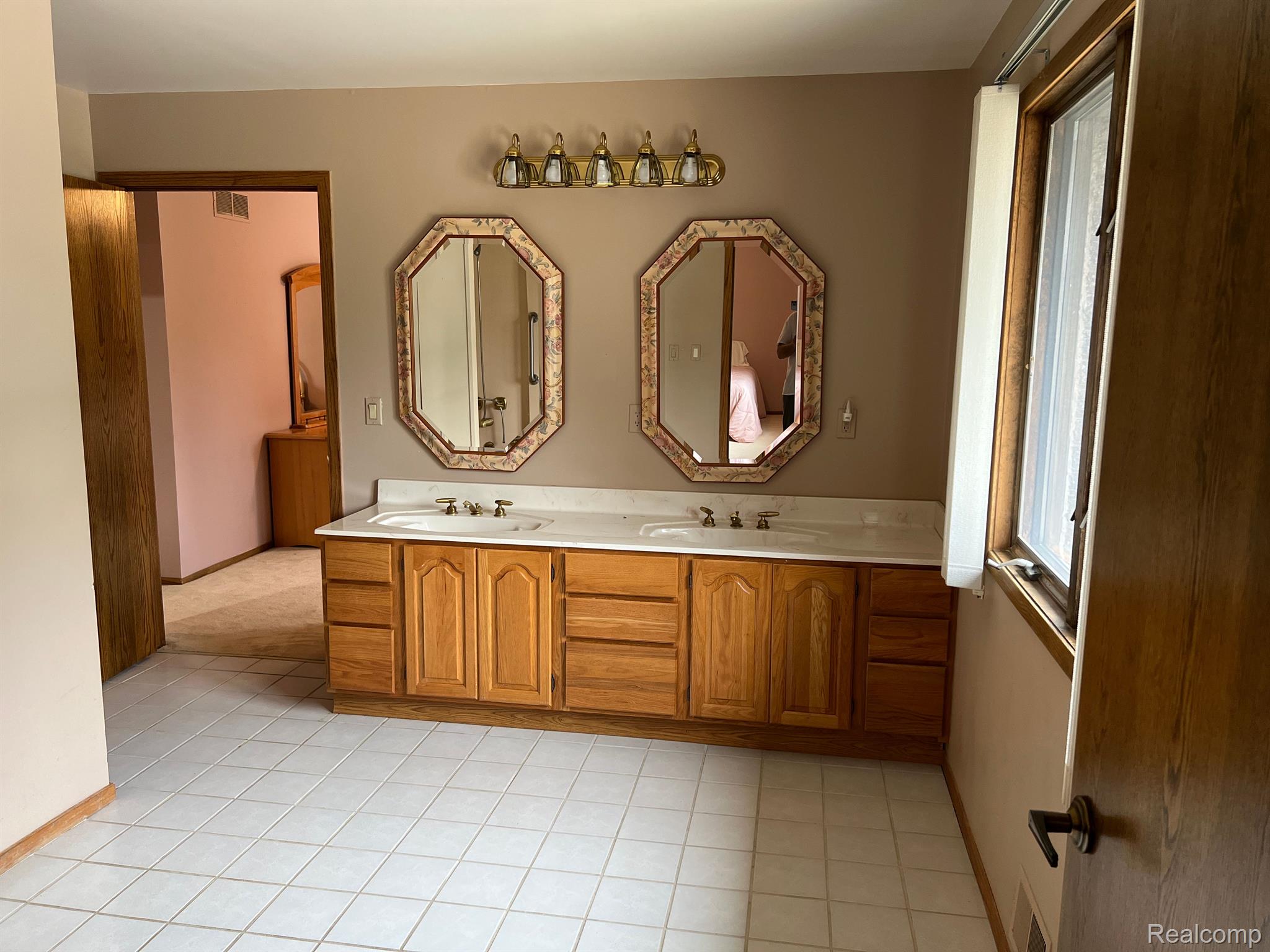 14774 Elwell Road Belleville, MI 48111 - Photo 18 of 33 JACK & JILL BATH