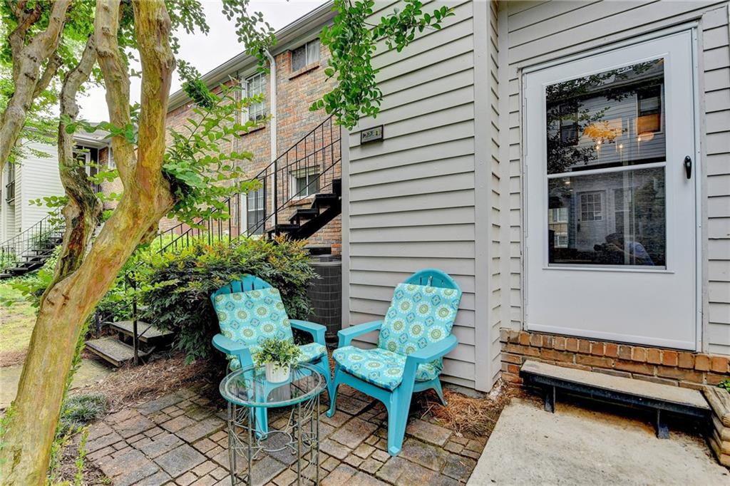 6700 Roswell Road, Unit 22B Atlanta, GA 30328 - Photo 29 of 34 a view of a chairs and table in a back yard