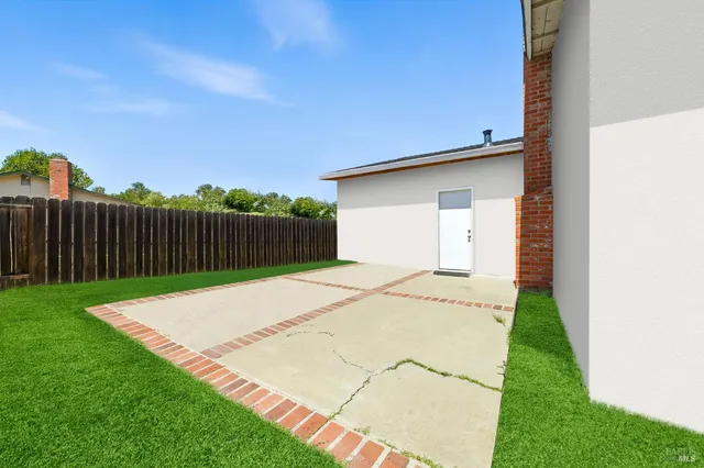 a view of a backyard